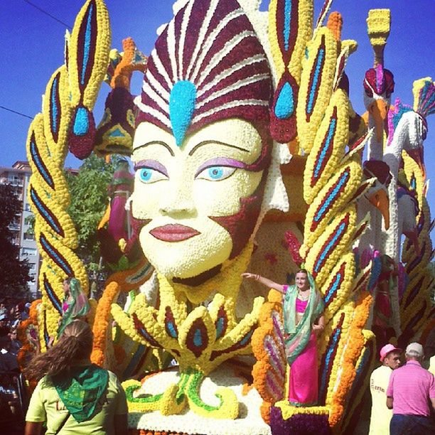 CLOSE-UP OF STATUES