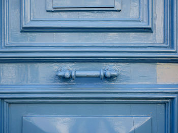 A light blue painted wooden frontdoor in the centre of ghent