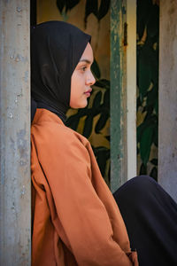 Side view of young woman looking away