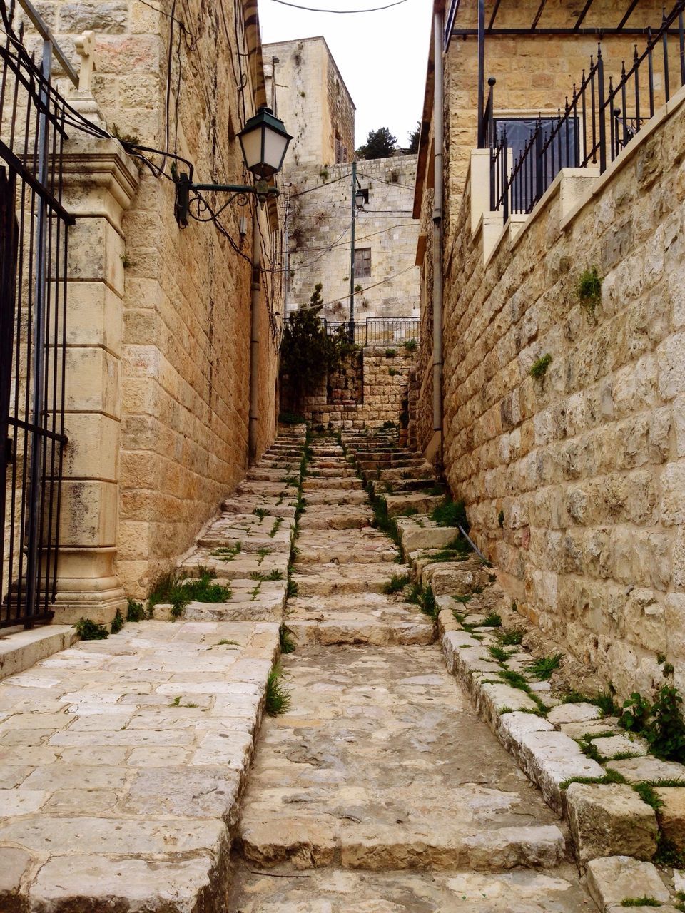 architecture, built structure, building exterior, the way forward, narrow, building, brick wall, alley, diminishing perspective, wall - building feature, old, residential structure, cobblestone, house, residential building, steps, stone wall, vanishing point, walkway, pathway