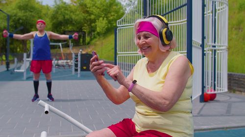 Portrait of happy friends exercising in gym