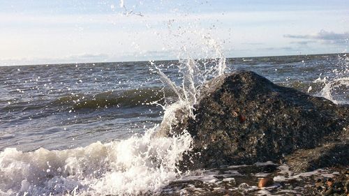 Waves splashing on rocks