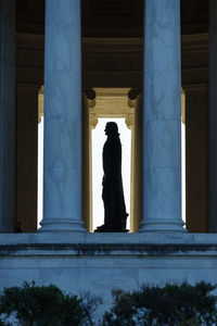 Silhouette lincoln memorial in building