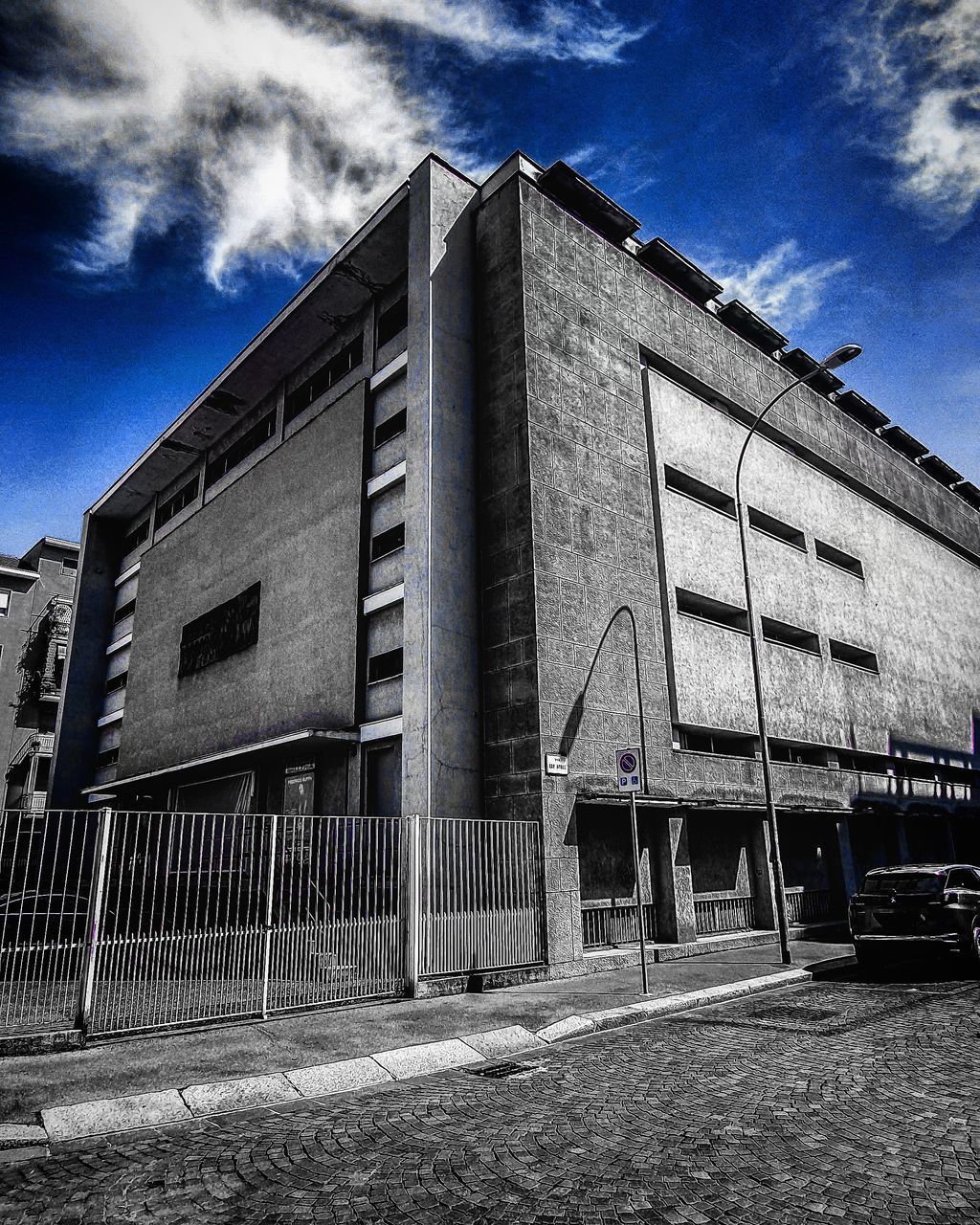 EXTERIOR OF OLD ABANDONED BUILDING AGAINST SKY