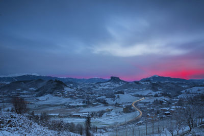 Winter sunset, pietra di bismantova. parco nazionale dell'appennino tosco-emiliano.