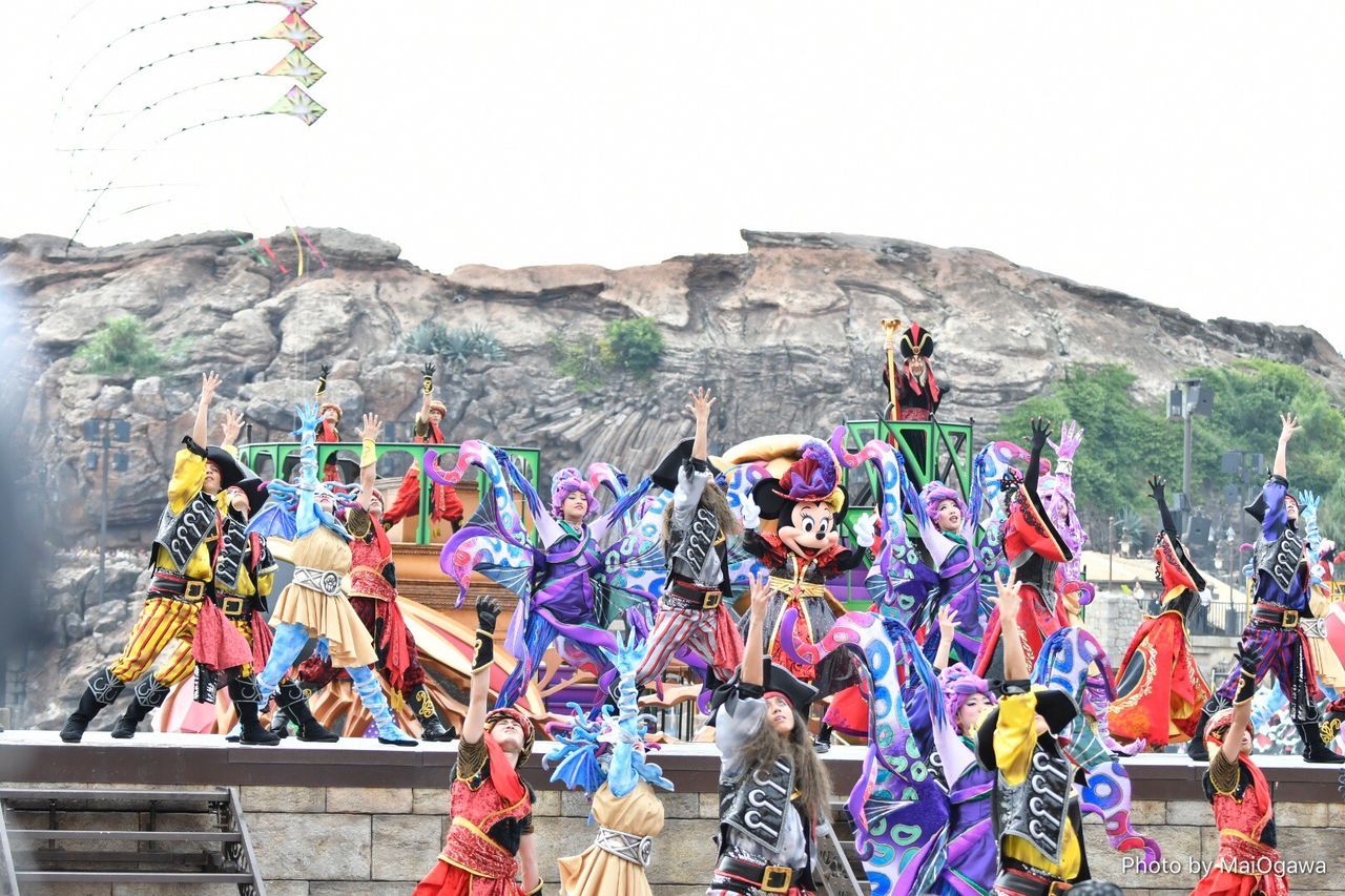 large group of people, clear sky, day, mountain, real people, men, outdoors, multi colored, nature, tree, sky, people