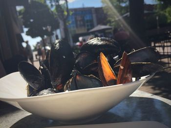 Close-up of mussels in bowl on table