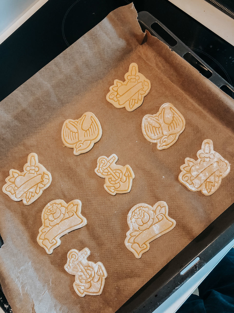 HIGH ANGLE VIEW OF COOKIES ON TABLE AT HOME