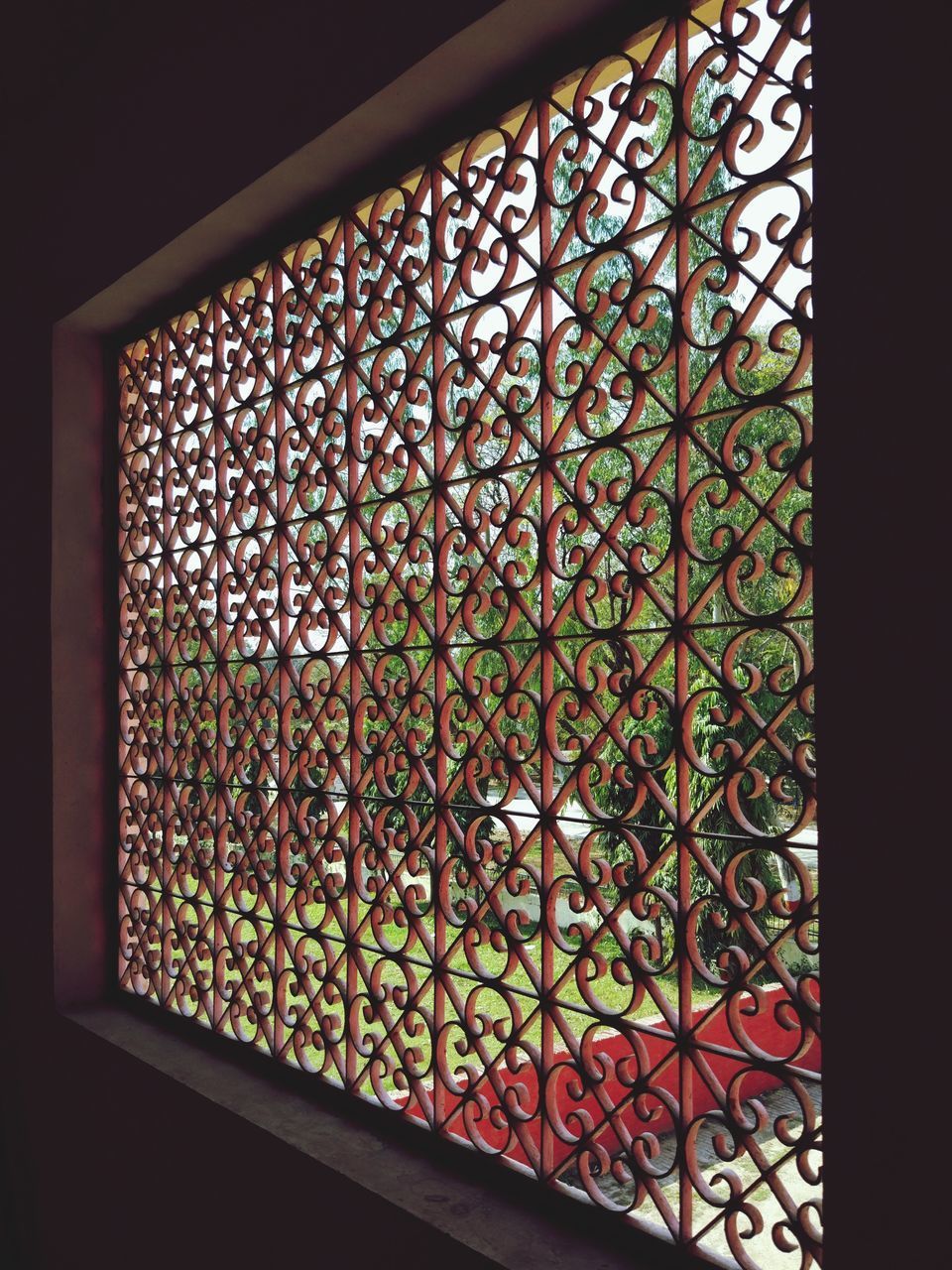 CLOSE-UP OF GLASS WINDOW IN ROOM