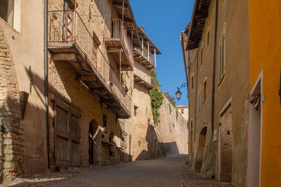 Narrow alley in the ancient village of monforte d'alba, piedmont, italy