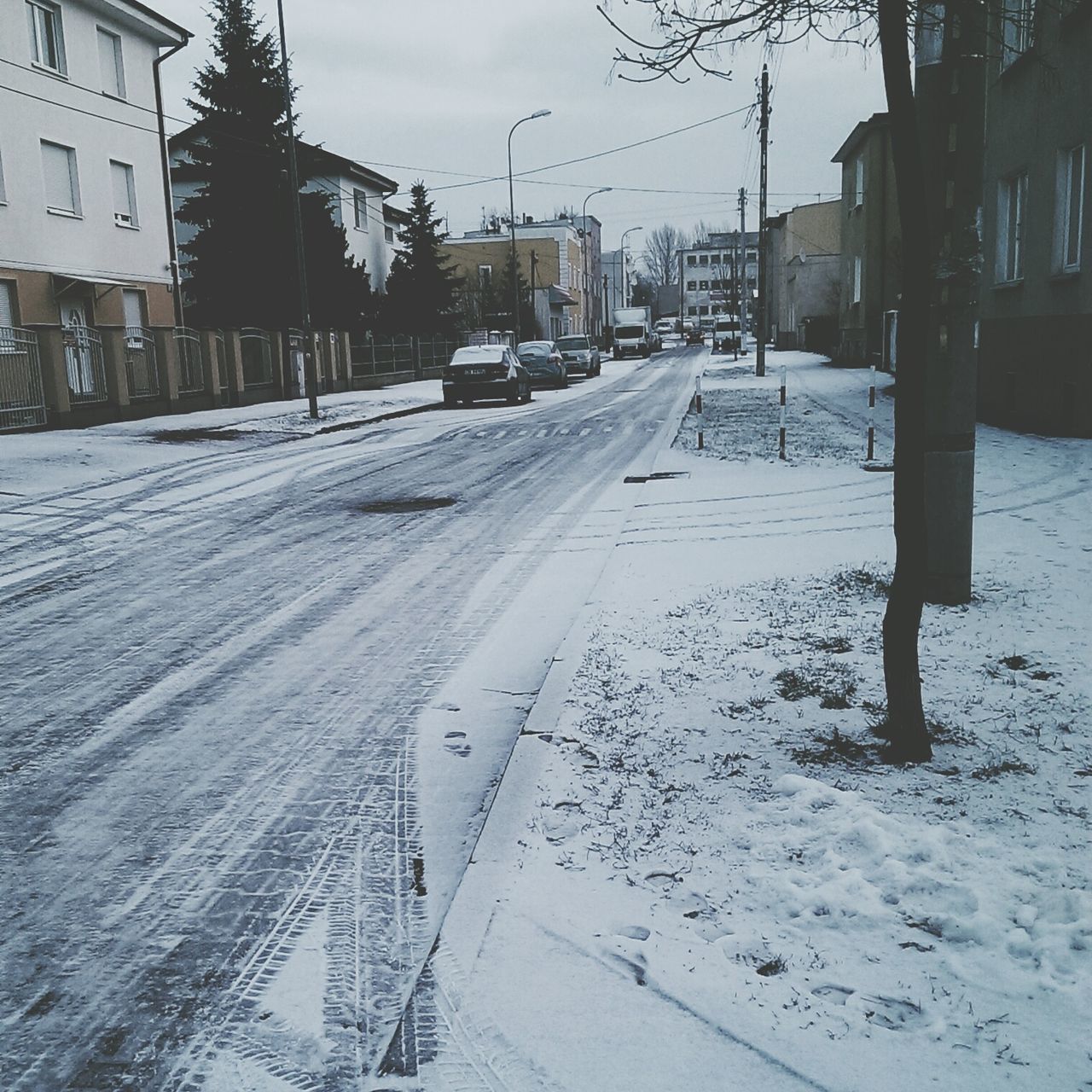 building exterior, architecture, snow, built structure, cold temperature, winter, street, city, season, residential structure, transportation, residential building, weather, road, car, the way forward, house, bare tree, building, day