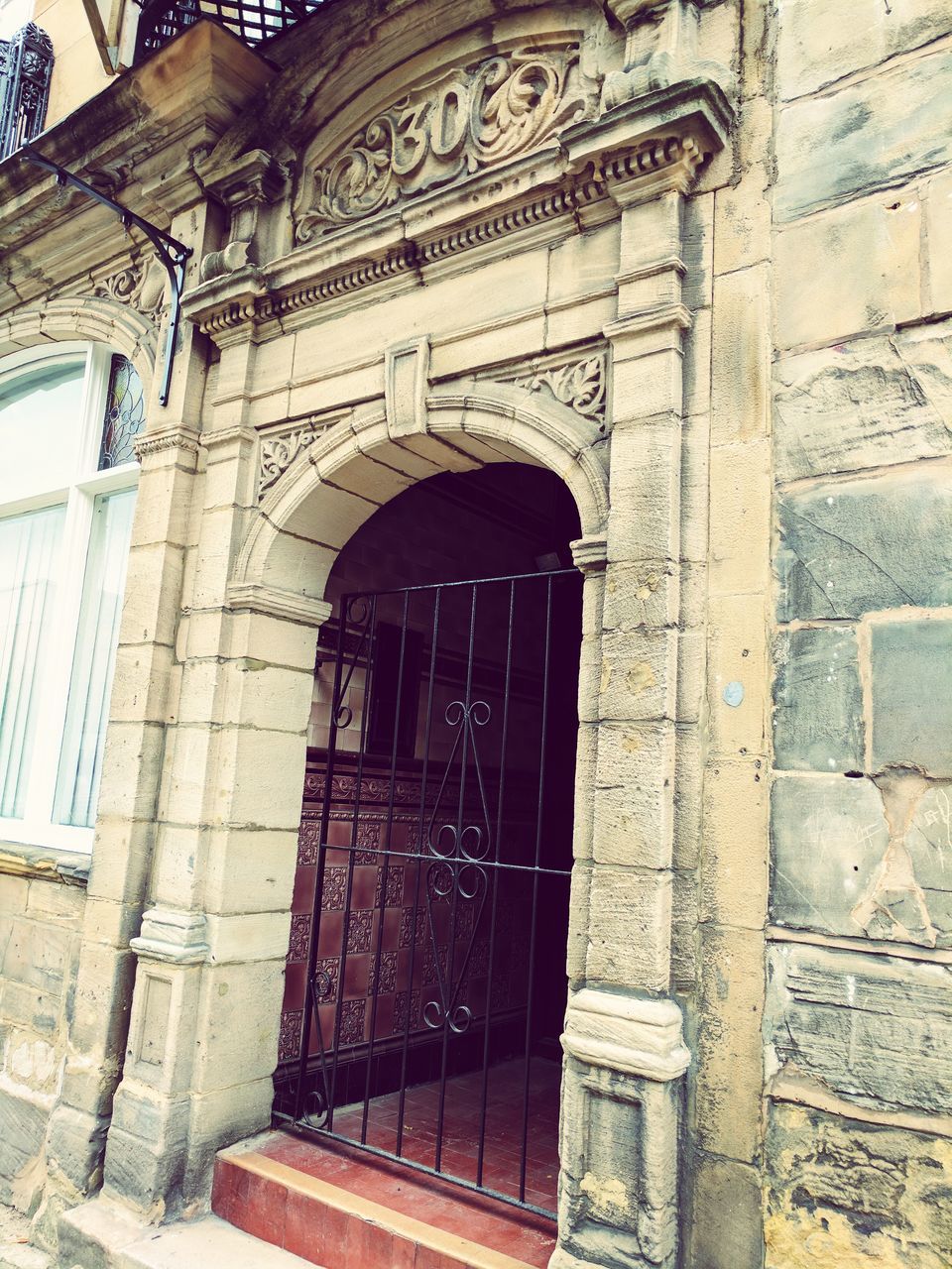 architecture, building exterior, built structure, arch, history, outdoors, window, day, no people, door, low angle view