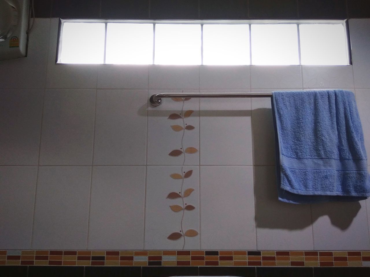 LOW ANGLE VIEW OF PATTERNED WALL IN BATHROOM