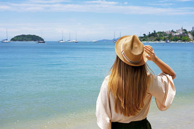 Traveler girl on jurere beach, florianopolis santa catarina island, brazil