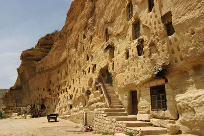 Old ruins of building against sky