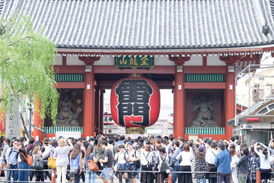 Crowd visiting kaminarimon gate