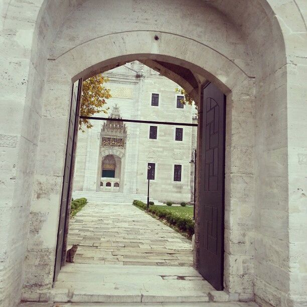 architecture, built structure, building exterior, arch, door, the way forward, window, entrance, building, day, house, empty, indoors, narrow, walkway, no people, cobblestone, diminishing perspective, old, corridor