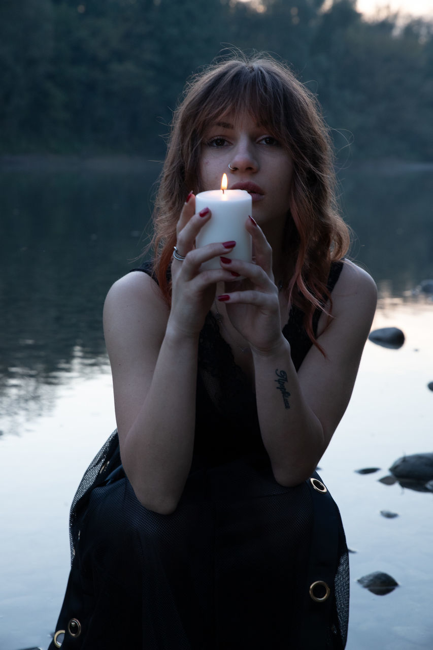 PORTRAIT OF BEAUTIFUL WOMAN DRINKING WATER