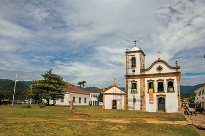 Overview of cobblestone street with old church and carriage in paraty, brazil