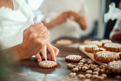 Midsection of woman preparing food on table