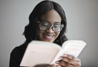 Portrait of a young woman whiel reading a book