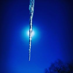 Vapor trail against clear blue sky at night