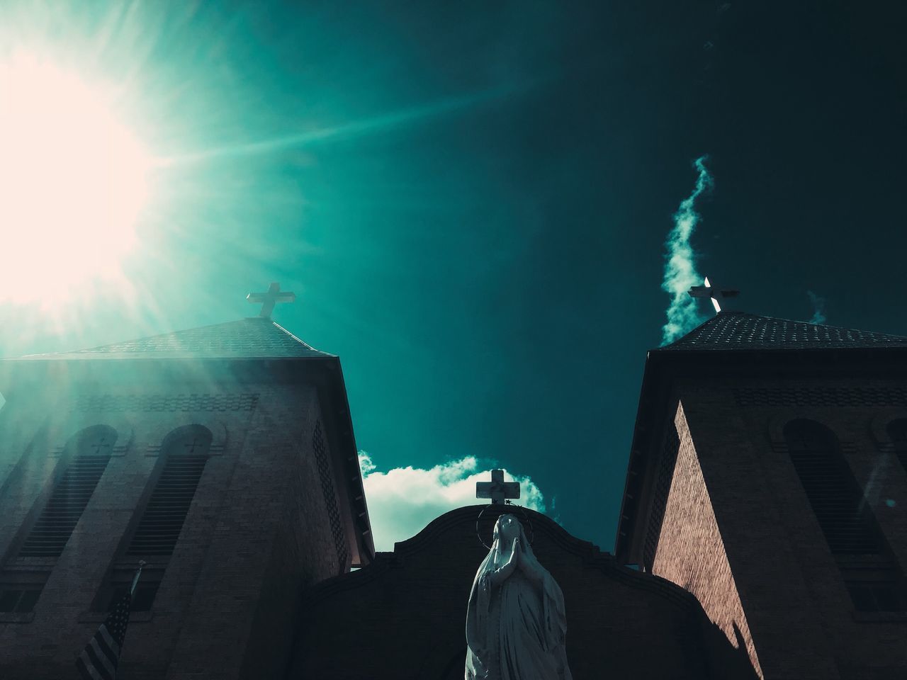 LOW ANGLE VIEW OF BUILDING AGAINST SKY