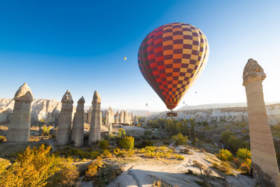 Beautiful scenery flight of balloons in the mountains of cappadocia in love valley