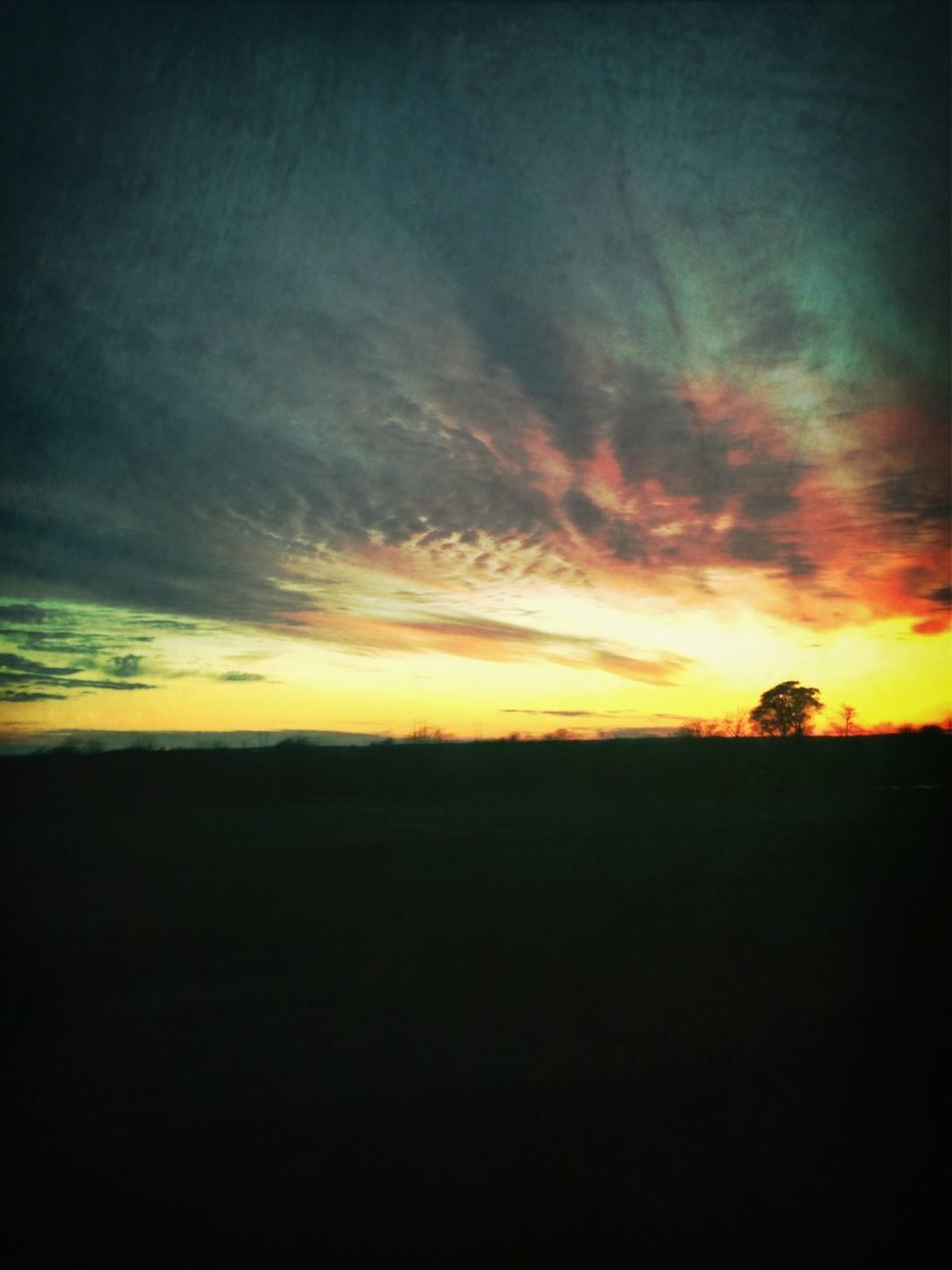 sunset, silhouette, scenics, tranquil scene, sky, tranquility, beauty in nature, orange color, landscape, nature, idyllic, cloud - sky, dark, copy space, sun, cloud, dramatic sky, field, outdoors, horizon over land