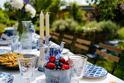 Festive summer weekend table setting in dutch delft blue style