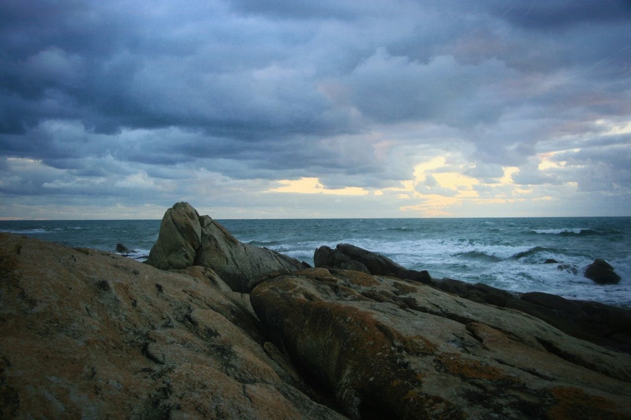 sea, horizon over water, scenics, sky, tranquil scene, water, beauty in nature, tranquility, beach, rock - object, nature, cloud - sky, rock formation, shore, idyllic, cloudy, cloud, rock, wave, coastline