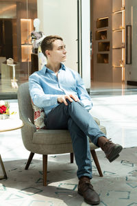 A man is waiting in a cafe waiting for his girlfriend for a date.