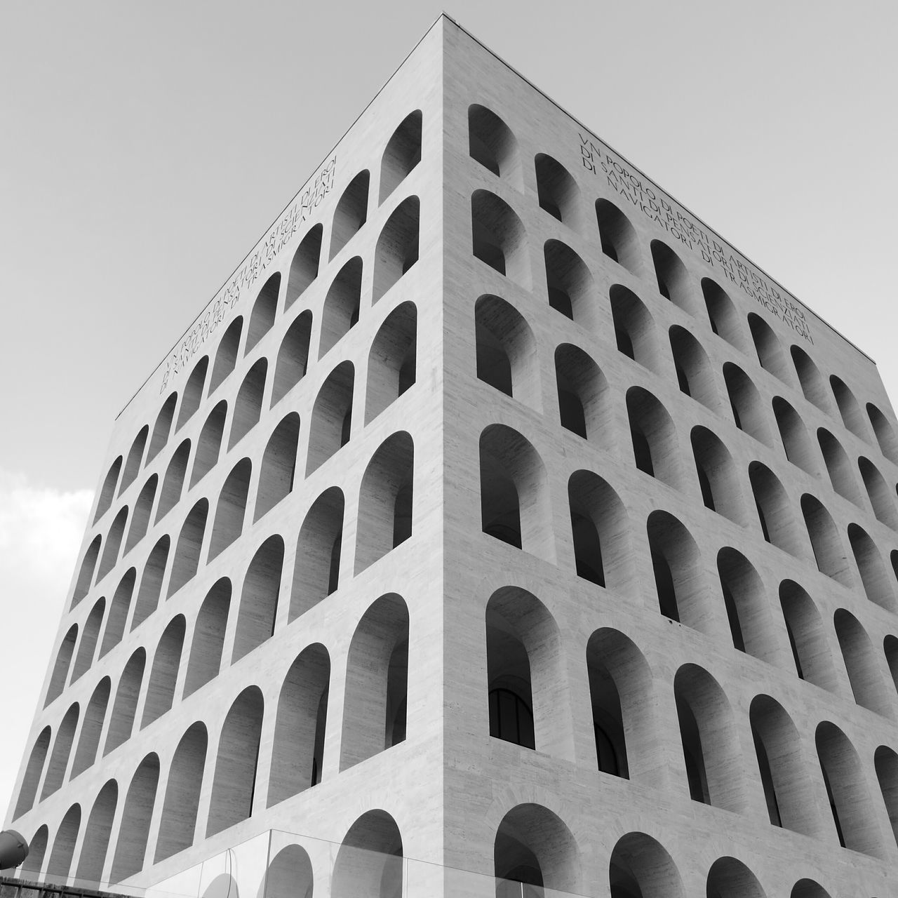 LOW ANGLE VIEW OF BUILDING AGAINST SKY IN CITY