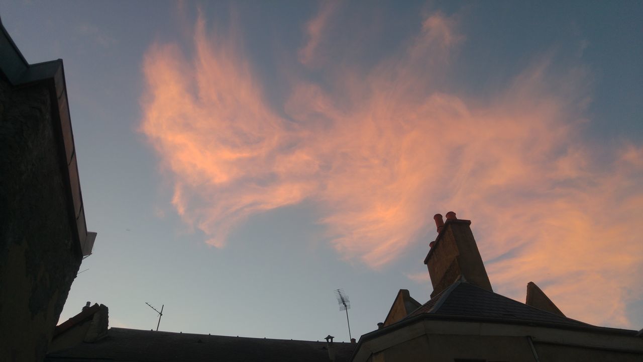 LOW ANGLE VIEW OF STATUE AGAINST SKY