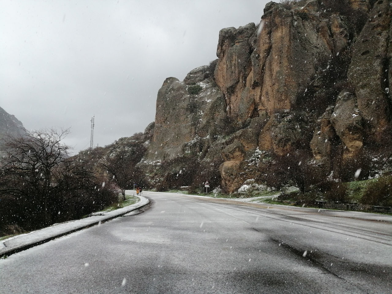 EMPTY ROAD AMIDST MOUNTAINS AGAINST SKY