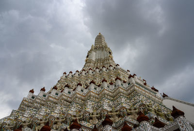 Wat arun ratchawararam in bangkok, thailand 