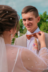 Faces happy newlyweds in the pofil. the bride and groom gently look at each other. groom and bride. 