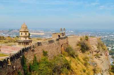 Gwalior fort in city against sky