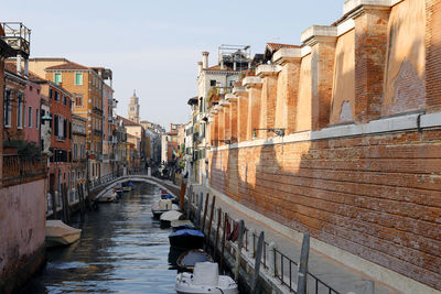 Cityscape of venice, italy. late afternoon light, before sunset. narrow canal and perspective 