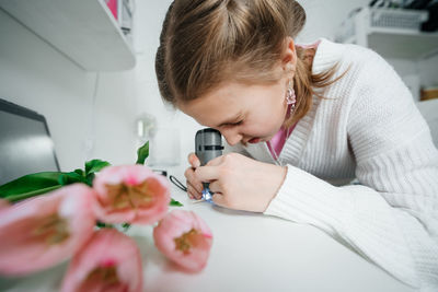 Girl teenager uses electron microscope training