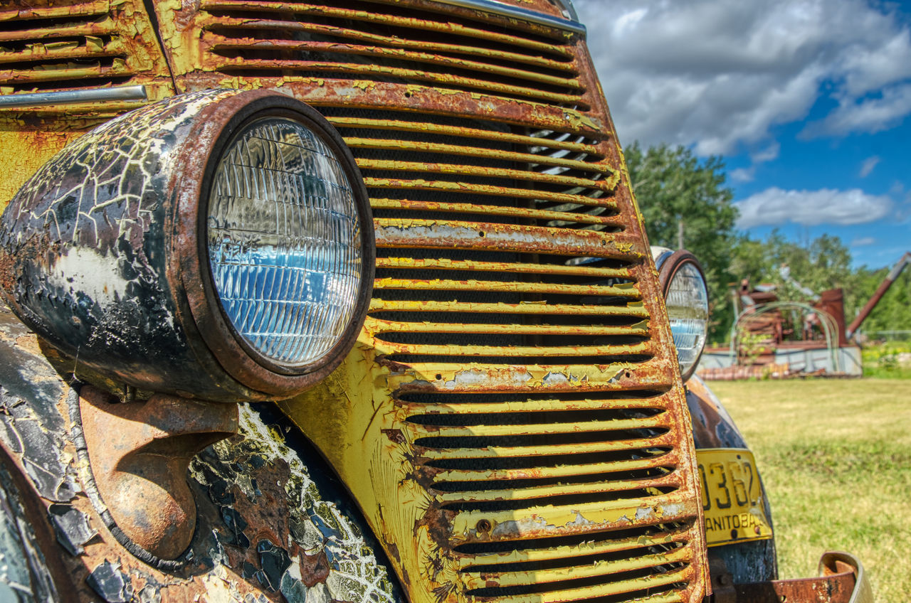 OLD RUSTY CAR