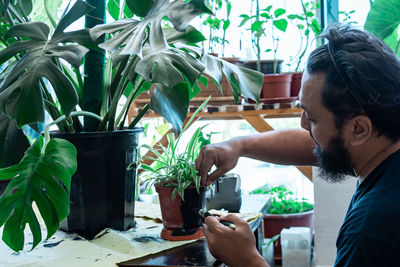 Painting a recycled flower pot in black at home. diy makeover indoor plants project.