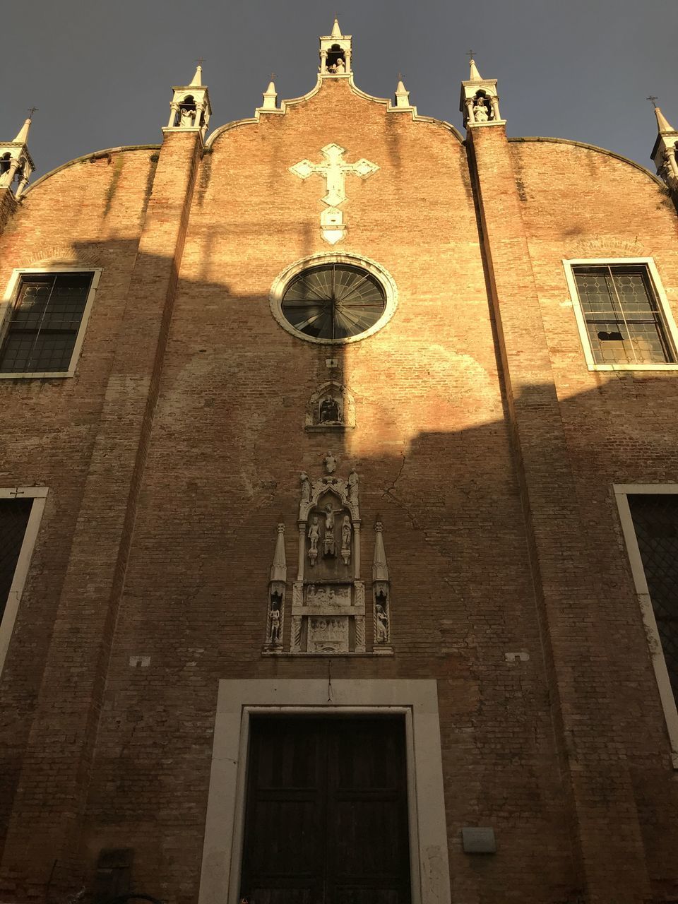 LOW ANGLE VIEW OF CLOCK TOWER AGAINST BUILDING