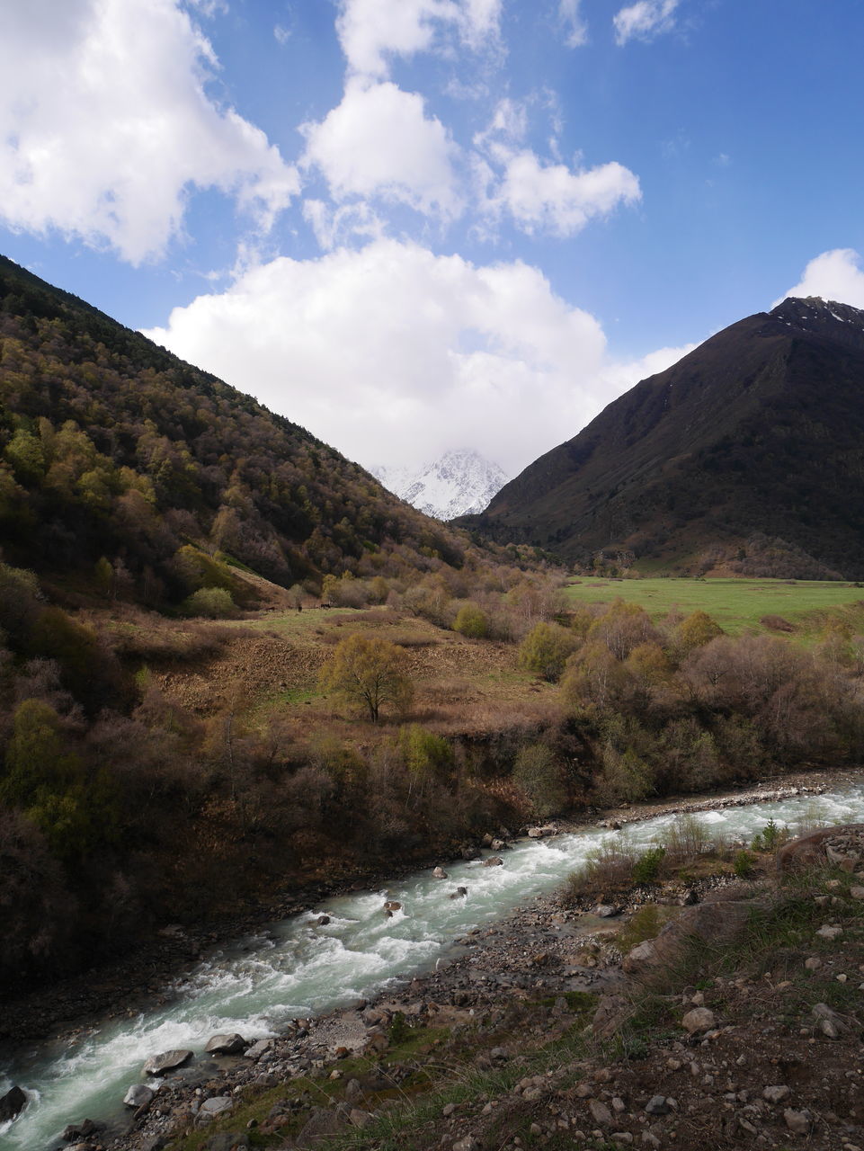 SCENIC VIEW OF ROAD BY MOUNTAINS AGAINST SKY