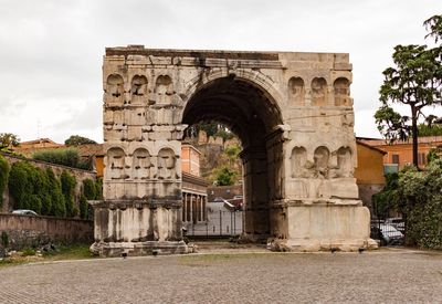 Old ruin building against sky