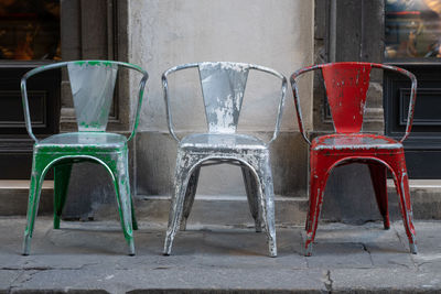 Three colored chairs of green, white and red, which are the colors of the italian flag