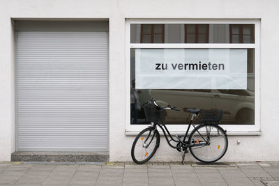 Bicycle sign on wall in city