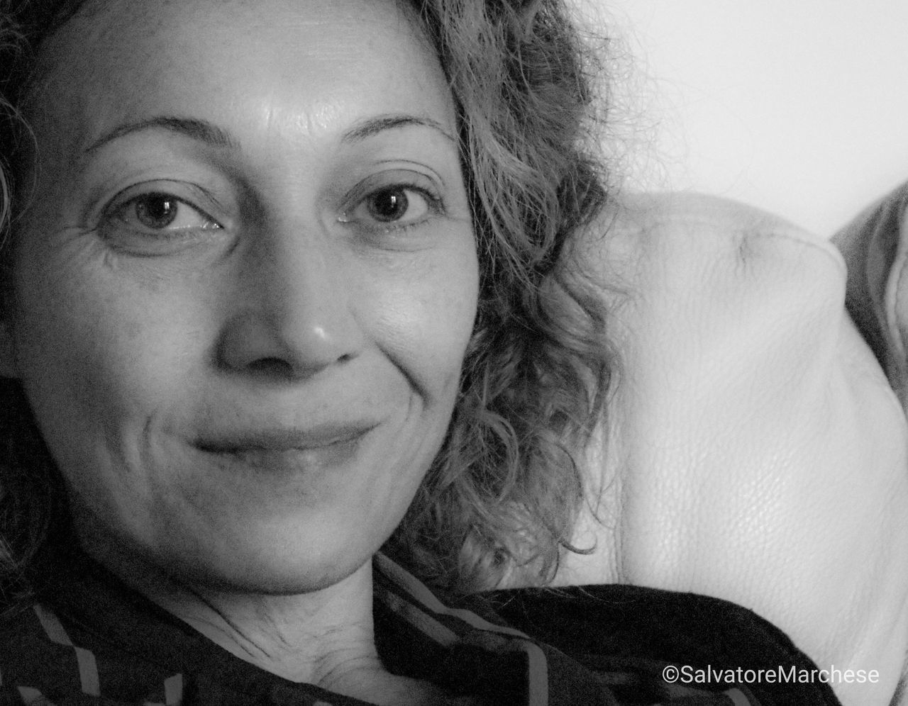 CLOSE-UP PORTRAIT OF WOMAN SMILING AT HOME