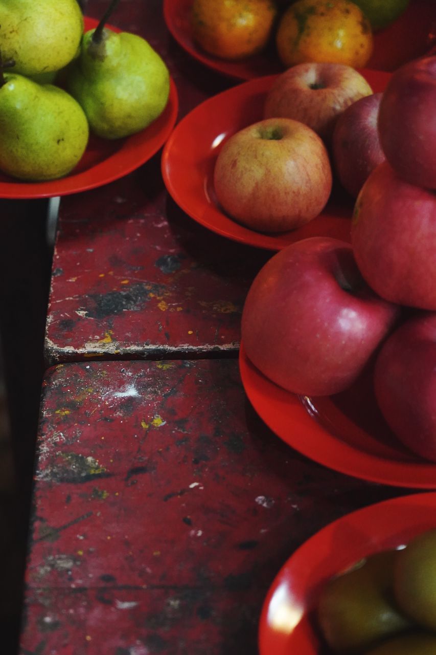 HIGH ANGLE VIEW OF APPLES IN CONTAINER ON TABLE