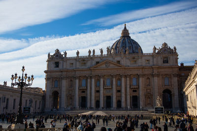 Views of basilica de san pietro building. vatican city, italy